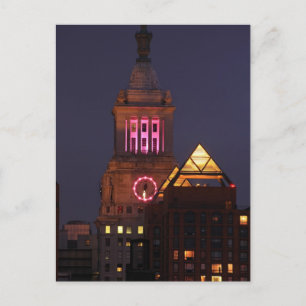 Cartão Postal Con Edison Clock Tower acendeu-se a rosa na noite