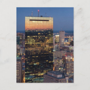 Cartão Postal Construção de Boston com trilhas leves na estrad