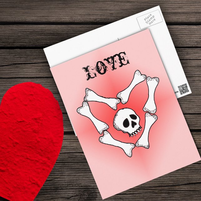 Cartão Postal Coração de Ossos Adoram PostCard Crânio (White skull in white bones in heart shape on red fading to pink Love Valentine postcard.)
