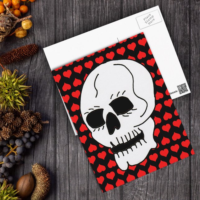 Cartão Postal Corações Vermelhos Clássicos Brancos (White skull on bright red hearts on black postcard.)