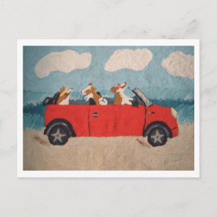 Cartão Postal Corgis galeses em um conversível vermelho na praia
