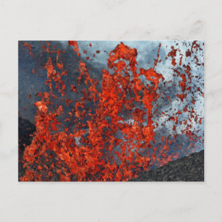 Cartão Postal Corte de lava quente de cratera de vulcão em erupç