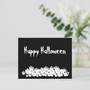 Cartão Postal Crânios brancos pretos do Halloween empilham text