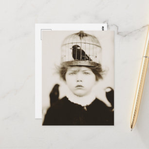 Cartão Postal Criança Com Chapéu de Gaiola de Pássaro Fotografia