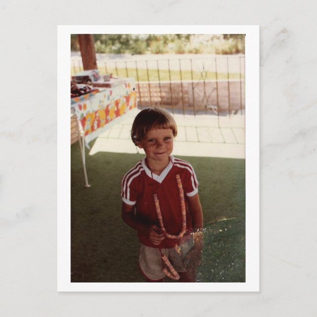 Cartão Postal Criança pequena de vermelho (Frente)