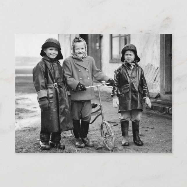 Cartão Postal Crianças com bicicleta antiga foto em preto e bran (Frente)