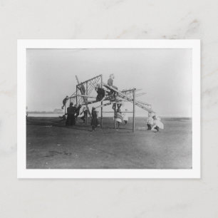 Cartão Postal Crianças gostando do Swingset Playground