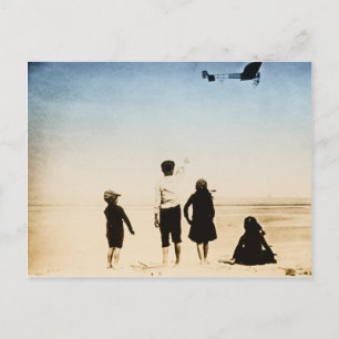Cartão Postal Crianças observando avião na praia