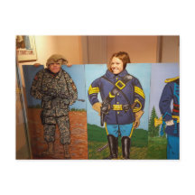 Crianças Posando com Recortes de Uniformes Militar