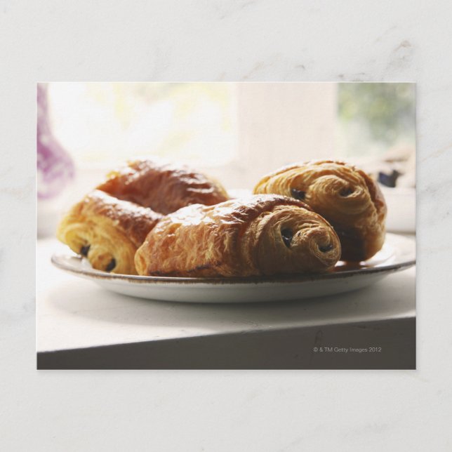 Cartão Postal croissants franceses numa placa (Frente)
