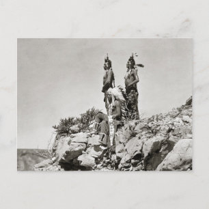 Cartão Postal Crow Indians On Cliff, 1905