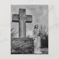 Crucifixo e anjo em preto e branco