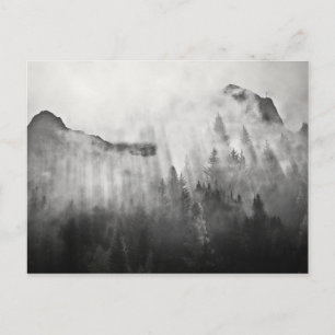 Cartão Postal Cruz no Topo das Montanhas Foggy