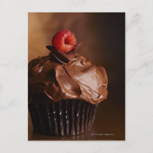 Cartão Postal Cupcake de chocolate com cobertura de framboesa