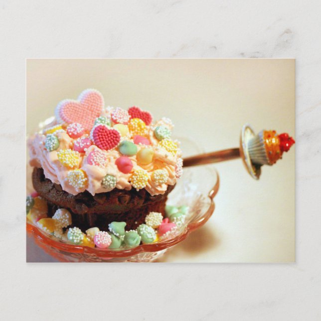 Cartão Postal Cupcake de chocolate com gotas e cobertura de cora (Frente)