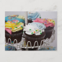Cupcakes de chocolate num suporte de bolo 2