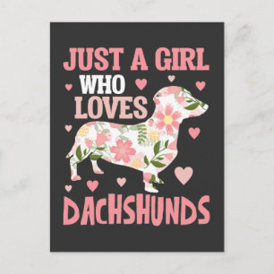Cartão Postal Dachshund Loving Girl Flower Dog Corações de Cacho