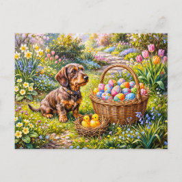 Cartão Postal Dachshund Sentado com Cesta de Páscoa no Jardim