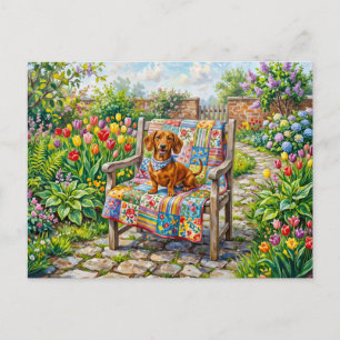 Cartão Postal Dachshund Sentado em Cadeira de Jardim de Patchwor