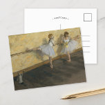 Cartão Postal Dançarinos Praticando no Barre | Edgar Degas<br><div class="desc">Dançarinos Praticando no Barre (1877) pelo impressionista francês Edgar Degas. Degas é famoso por seus desenhos pastel e pinturas a óleo. Ele foi mestre em representar o movimento, como se pode ver em suas muitas obras de dançarinos balés. Use as ferramentas de design para adicionar texto personalizado ou personalizar a...</div>