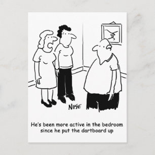 Cartão Postal Dartboard no quarto. Cartoon Engraçado