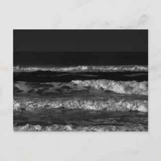 Cartão postal das ondas do Oceano Pacífico em pret
