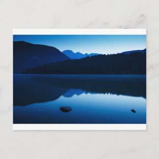 Cartão Postal Dawn no lago Bohinj na Eslovênia
