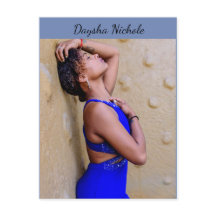Daysha Nichole, de vestido azul, postal