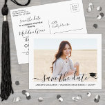 Cartão Postal De Anúncio 1 Foto Formatura Script Moderno Save the Date<br><div class="desc">Compartilhe as alegres notícias de uma festa de formatura com convites modernos de postais personalizados "save the date" com foto. A imagem e o texto neste modelo são simples de personalizar com o nome do formando, ano da turma e outros detalhes do anúncio de sua escolha. Todas as cores também...</div>