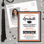 Cartão Postal De Anúncio 1 Foto Laranja e Graduação Preta Salvar a Data<br><div class="desc">Compartilhe as notícias alegres da sua próxima festa de formatura, assim como uma imagem favorita com estes convites para cartão-postal laranja, preto e branco. Foto e texto são simples de personalizar. (DICA DE IMAGEM: Uma maneira fácil de centralizar uma foto exatamente como você deseja é recortá-la antes de carregá-la no...</div>