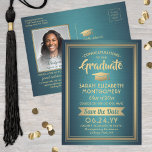 Cartão Postal De Anúncio 1 Foto: Teal Dourado Modern Graduação Salve a Data<br><div class="desc">Compartilhe as notícias alegres da sua próxima festa de formatura, assim como uma imagem favorita com estes elegantes teais e falsos metálicos dourados, salve os convites para cartões postais de data. Foto e texto são simples de personalizar. (DICA DE IMAGEM: Uma maneira fácil de centralizar uma foto como você deseja...</div>