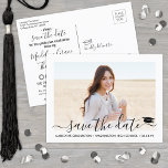 Cartão Postal De Anúncio 1 Script Moderno de Graduação de Fotografias Salva<br><div class="desc">Compartilhe as notícias alegres de uma próxima festa de formatura com fotos personalizadas modernas, salve os convites para cartões postais de data. A imagem e o texto deste modelo são simples de personalizar com o nome do formando, o ano de aula e outros detalhes do lançamento da sua escolha. Todas...</div>