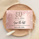 Cartão Postal De Anúncio 80 de aniversário rosa dourado dourado salvar a da<br><div class="desc">A Save the Date for a 80 festa de aniversário. fundo rosa de gradiente dourado decorado com rosa dourado e gotas luminosas de prata sujas. Personalize e adicione uma data e um nome/texto. O texto: Salvar a Data é gravado com um script de estilo com letra de tendência grande com...</div>