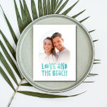 Cartão Postal De Anúncio Amor e o Casamento de Praia Foto Salvar a Data<br><div class="desc">Nossa Foto de Amor e Casamento de Praia Salvem o Cartão-Postal é uma encantadora mistura de romance e atração costeira que captura a essência de sua celebração à beira-mar. Com sua mensagem sincera e personalizáveis, este cartão postal é a maneira perfeita de anunciar sua data de casamento para amigos e...</div>