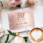 Cartão Postal De Anúncio aniversário de 30 anos rosa dourado dourado, salva<br><div class="desc">Uma moeda e uma tendência Salve a placa de Data para um aniversário de 30 anos. fundo rosa de gradiente dourado decorado com rosa dourado e gotas luminosas de prata sujas. Personalize e adicione uma data e um nome/texto. O texto: Salvar a Data é gravado com um script de estilo...</div>