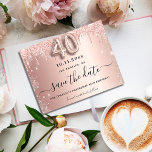 Cartão Postal De Anúncio aniversário de 40 anos rosa prateada com brilho gu<br><div class="desc">Uma moeda e uma tendência Salve a placa de Data para um aniversário de 40 anos. fundo rosa de gradiente dourado decorado com rosa dourado e cintilação falsa prateada, faíscas. Personalize e adicione uma data e um nome/texto. O texto: Salvar a Data é gravado com um script de estilo com...</div>