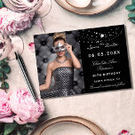 Cartão Postal De Anúncio Aniversário de fotos de estrelas brancas pretas sa<br><div class="desc">Uma foto Salve a data de um aniversário de 30 (ou qualquer idade) Na frente: adicione uma foto de tamanho vertical. Uma cor de fundo preto clássica,  decorada com estrelas. Personalize e adicione um nome e detalhes. Cartas brancas.</div>