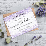 Cartão Postal De Anúncio Aniversário violeta violeta roxa, salvem a data<br><div class="desc">Uma cinta e moda Salve a placa Date para uma festa de aniversário 40th (ou qualquer idade). Um fundo de cor branca na frente, decorado com poeira fina, púrpura e lavanda, de cor azul. Personalize e adicione uma data e nome/idade 40. O texto: Salvar a Data é gravado com um...</div>