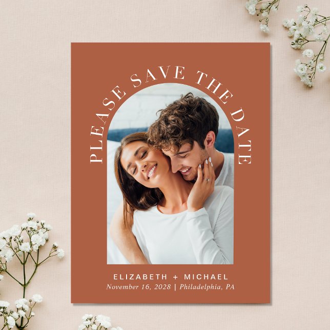 Cartão Postal De Anúncio Arch De Fotografia Elegante Terracotta Salva A Dat (Celebrate your love story with a save the date showcasing your photo in an elegant arch frame)
