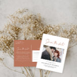 Cartão Postal De Anúncio Argumento casual moderno de terracotta<br><div class="desc">Um casamento elegante com a tipografia na moda moderna salve o cartão-postal com fotos. Design na moda moderno mínimo. A cor Terracotta pode ser personalizada.</div>