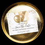 Cartão Postal De Anúncio Balões de ouro branco de aniversário salvam a data<br><div class="desc">Um fundo branco chic decorado com falso brilho dourado e balões. Personalize e adicione uma data e nome/idade. O texto: Salvar a Data é gravado com um script de estilo com letra de tendência grande.</div>