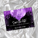 Cartão Postal De Anúncio Balões roxos pretos de Quinceanera salvam a data<br><div class="desc">Uma garota e uma moda Salvem a data para uma Quinceañera, 15 festa de aniversário. Um fundo preto decorado com gotas de brilho púrpura, faíscas e balões. Personalize e adicione uma data e nome/idade. O texto: Salvar a Data é gravado com um script de estilo com letra de tendência grande....</div>