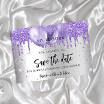 Cartão Postal De Anúncio Balões violeta de quinceanera salvam a data<br><div class="desc">Um fundo com aspecto fino prateado decorado com brilho violeta,  lavanda e balões. Personalize e adicione uma data e nome/idade. O texto: Salvar a Data é gravado com um script de estilo com letra de tendência grande.</div>