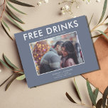Cartão Postal De Anúncio Bebidas Engraçadas De Inverno Blue Casamento Datas<br><div class="desc">Salve os cartões postais de data que são para o casal divertido que mal pode esperar para compartilhar sua data de casamento com sua família e amigos. A design de fotos modernas "Bebidas grátis (e vamos nos casar) em azul e branco de inverno é personalizada com sua foto, nomes, data...</div>