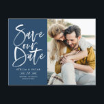 Cartão Postal De Anúncio Caligrafia Azul de Pincel Salva Nossa Data<br><div class="desc">Caligrafia de Pincel de Água Azul Foto para Salvar nosso Cartão-Postal de Data | Anuncie à família e amigos sua data de casamento com este cartão postal personalizável. Apresenta caligrafia moderna, escrita à mão, em fundo azul. Esta foto de na moda para salvar o cartão de data é perfeita para...</div>