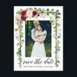 Cartão Postal De Anúncio Caligrafia Botânica Para Salvar A Madeira De Data<br><div class="desc">Manuscrito De Caligrafia Moderna,  Folhas De Eucalipto Verde Botânico De Aquarela,  Moldura De Madeira,  Watercolor Burgundy Marsala Floral,  Salvar O Cartão Postal Do Casal De Anúncio De Noivado</div>