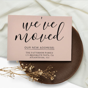 Cartão Postal De Anúncio Caligrafia Simples de Boho Beige. Mudamos de casa