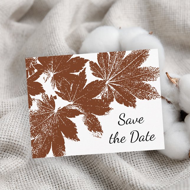 Cartão Postal De Anúncio Carimbo Castanho Folha Folha Casamento Salvar Data (Fall in Love with this woodsy Autumn leaves save the date postcard.)