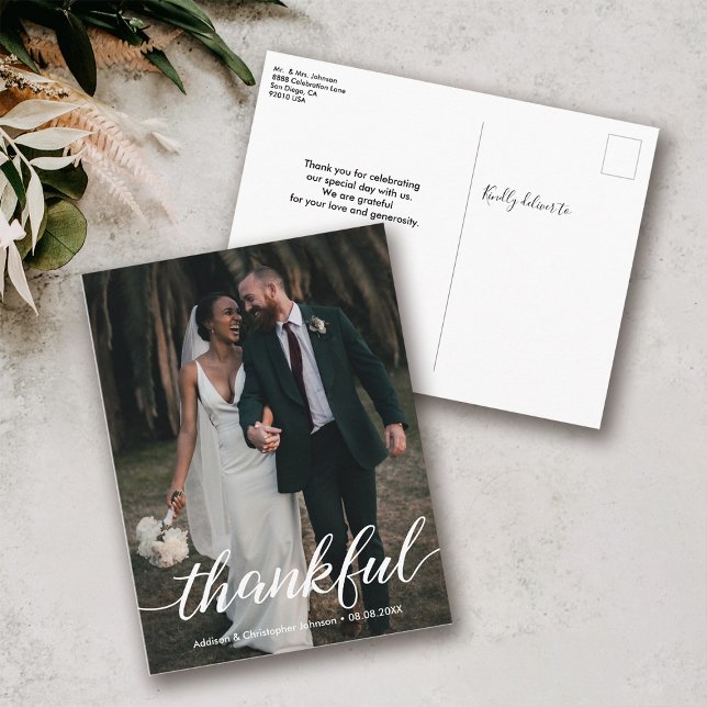 Cartão Postal De Anúncio Cartão de Foto de Casamento Personalizado com Scri (Modern thankful script wedding photo postcard)