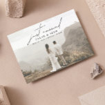 Cartão Postal De Anúncio Casamento de Fotografias de Recem casados Minimali<br><div class="desc">Comece feliz para sempre com um anúncio de casamento chic e moderno que conta sua história de amor da forma mais bonita. Esta design apresenta uma foto horizontal (paisagem) de casamento na frente, com uma doce mensagem no verso. O design elegante e minimalista é perfeito para o casal moderno, e...</div>